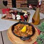 къща томови,стаи за гости Гостевой дом Девин
